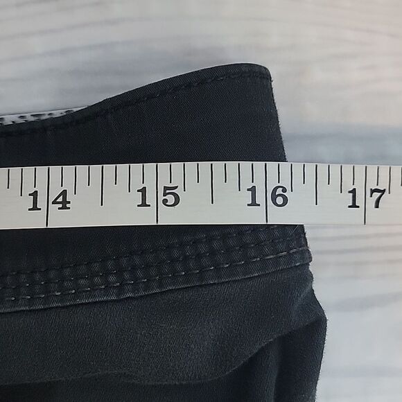 Lee black cargo shorts sinfully soft Women's Size 10 - Picture 9 of 11
